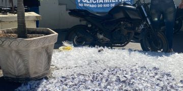 Homem suspeito de gerenciamento de tráfico é preso com drogas, arma e motocicleta roubada em Itaboraí