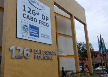 Mãe e filho são presos por estelionato e fraude imobiliária em Cabo Frio