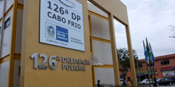 Mãe e filho são presos por estelionato e fraude imobiliária em Cabo Frio