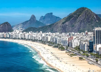 Calor e tempo firme marcam show de Shakira na Praia de Copacabana, cuidados com hidratação são essenciais