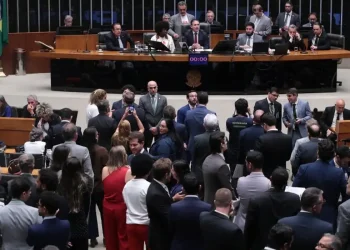 Câmara aprova redução de jornada de 44 para 40 horas semanais e fim da escala 6×1