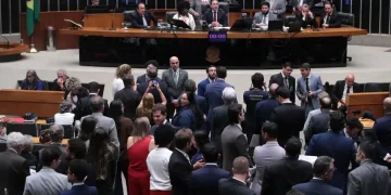 Câmara aprova redução de jornada de 44 para 40 horas semanais e fim da escala 6×1