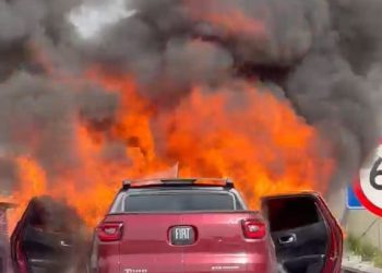 Carro pega fogo na BR-101 em Itaboraí e provoca interdição parcial da pista