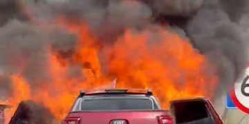 Carro pega fogo na BR-101 em Itaboraí e provoca interdição parcial da pista