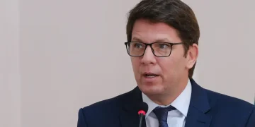 Parlamentares pedem investigação contra deputado Mario Frias por suspeitas de esquema de rachadinha