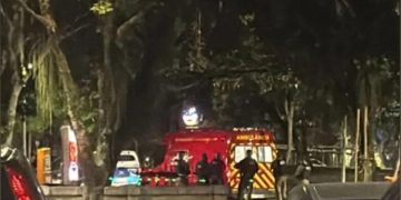 Homem é esfaqueado na Praia do Flamengo durante assalto; suspeitos fogem