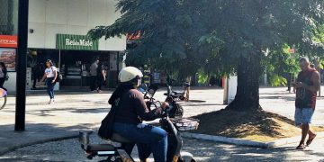 Crescimento de motos e bicicletas elétricas impulsiona mudanças no trânsito de Niterói