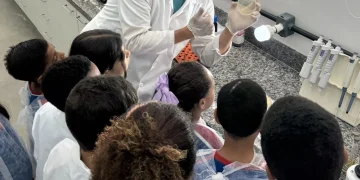 Alunos conhecem produção de bioinsumos na biofábrica de Maricá e aprendem sobre sustentabilidade