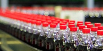 Coca-Cola mantém operações enquanto ajusta embalagens e formatos no mercado global