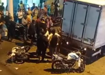 Colisão entre motocicleta e caminhão em Niterói deixa uma vítima fatal e uma ferida