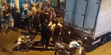 Colisão entre motocicleta e caminhão em Niterói deixa uma vítima fatal e uma ferida