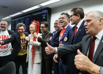 Comissão aprova fim da escala 6×1 e redução da jornada para 40 horas semanais