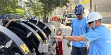 Obras de saneamento em Icaraí substituem tubulações e impactam trânsito até 2026