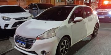 Homem que roubou carro tenta fugir pelo mar e é preso na Praia de Boa Viagem