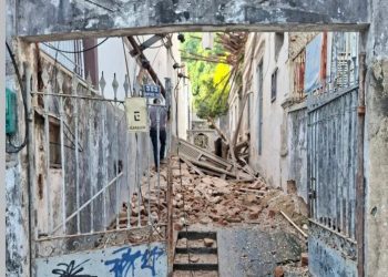 Desabamento de casarão abandonado em Botafogo provoca fechamento de rua