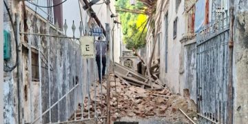 Desabamento de casarão abandonado em Botafogo provoca fechamento de rua
