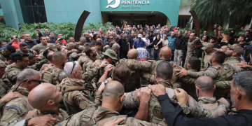 Cortejo de policial morto em operação policial percorre o Rio com homenagens e é lembrado na Alerj