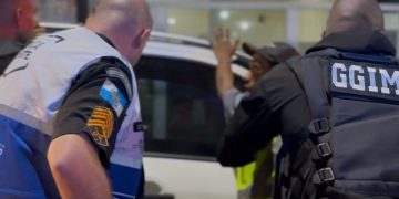 Operação em Niterói prende cinco flanelinhas por extorsão e ocupação irregular