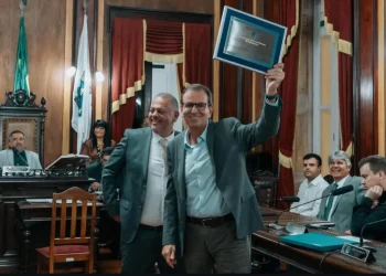 Eduardo Paes recebe título de Cidadão Petropolitano durante evento na Câmara