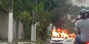 Veículo da Leste Telecom é incendiado na Praça do Anil, em Itaboraí