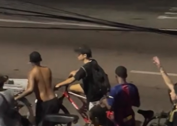 Entregadores de aplicativos protestam por melhores condições em Niterói na véspera do Dia do Trabalhador