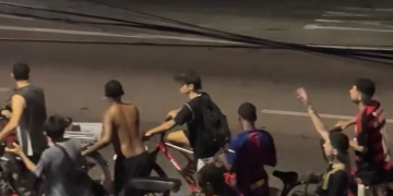 Entregadores de aplicativos protestam por melhores condições em Niterói na véspera do Dia do Trabalhador