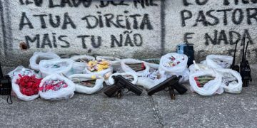 Operação da PM em São Gonçalo prende três suspeitos de tráfico e apreende armas e drogas