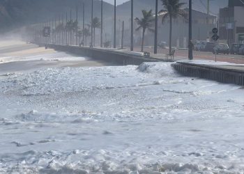 Ondas de até 3 metros provocam interdições e alertas na orla do Rio durante ressaca