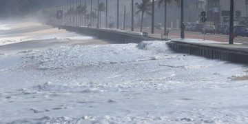 Ondas de até 3 metros provocam interdições e alertas na orla do Rio durante ressaca