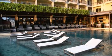 Fairmont Copacabana promove noite temática com cultura espanhola na piscina de borda infinita