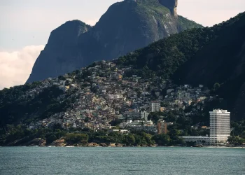 Verticalização nas favelas do Rio aumenta riscos ambientais e evidencia necessidade de políticas de moradia