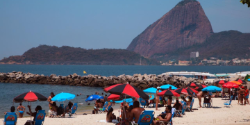 Inea recomenda evitar banho nas praias de Niterói após chuvas e perto de galerias