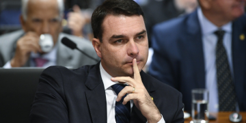 Flávio Bolsonaro confirma reunião com banqueiro envolvido em financiamento de filme sobre ex-presidente