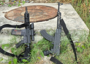 Polícia militar apreende fuzil e simulacro durante operação na comunidade do Capote, em São Gonçalo