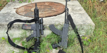 Polícia militar apreende fuzil e simulacro durante operação na comunidade do Capote, em São Gonçalo