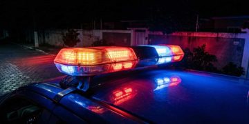 Homem de 29 anos morre após ser baleado durante brincadeira em bar no Fonseca, Niterói