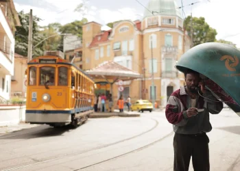 Netflix estreia série “Homem em Chamas” com cenário no Rio de Janeiro e participação de Alice Braga