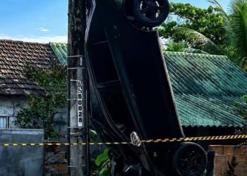 Carro fica pendurado em poste após acidente na Estrada Roberto Burle Marx, no Rio
