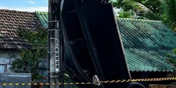 Carro fica pendurado em poste após acidente na Estrada Roberto Burle Marx, no Rio