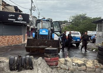 Polícia desobstrui acessos e prende foragido em operação no Complexo do Chapadão