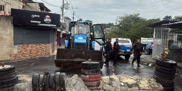 Polícia desobstrui acessos e prende foragido em operação no Complexo do Chapadão