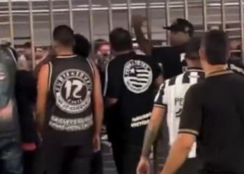 Torcida protesto contra Botafogo após eliminação na Copa do Brasil