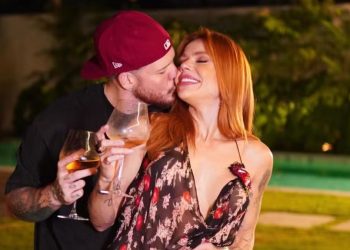 Ferrugem pede Thaís Vasconcellos em casamento durante aniversário da influenciadora