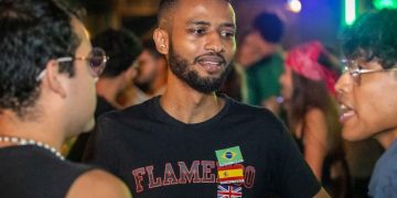 Professor brasileiro que fala nove idiomas viraliza ao compartilhar trajetória de aprendizagem autodidata