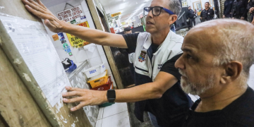 Vigilância de Niterói fecha peixaria irregular e prende proprietário por desobediência