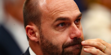 Documentos revelam envolvimento de Eduardo Bolsonaro na produção do filme ‘Dark Horse’
