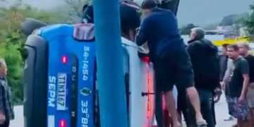 Viatura da Polícia Militar capota durante abordagem em Conceição de Jacareí