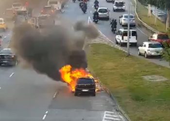 Carro pega fogo na Avenida Rei Pelé, no Rio, e trânsito fica lento na Zona Norte