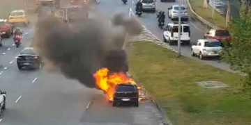Carro pega fogo na Avenida Rei Pelé, no Rio, e trânsito fica lento na Zona Norte