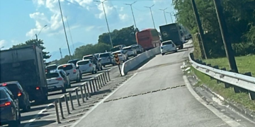 Acidente de caminhão na BR-101 causa interdição parcial e congestionamento em São Gonçalo